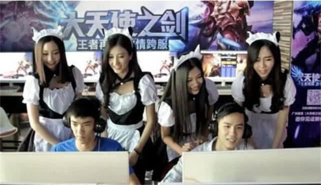陪玩只是陪玩游戏？200元一小时，还有特殊服务？ - 哔哩哔哩